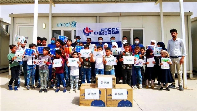 慰問當(dāng)?shù)貙W(xué)校。中國海油供圖