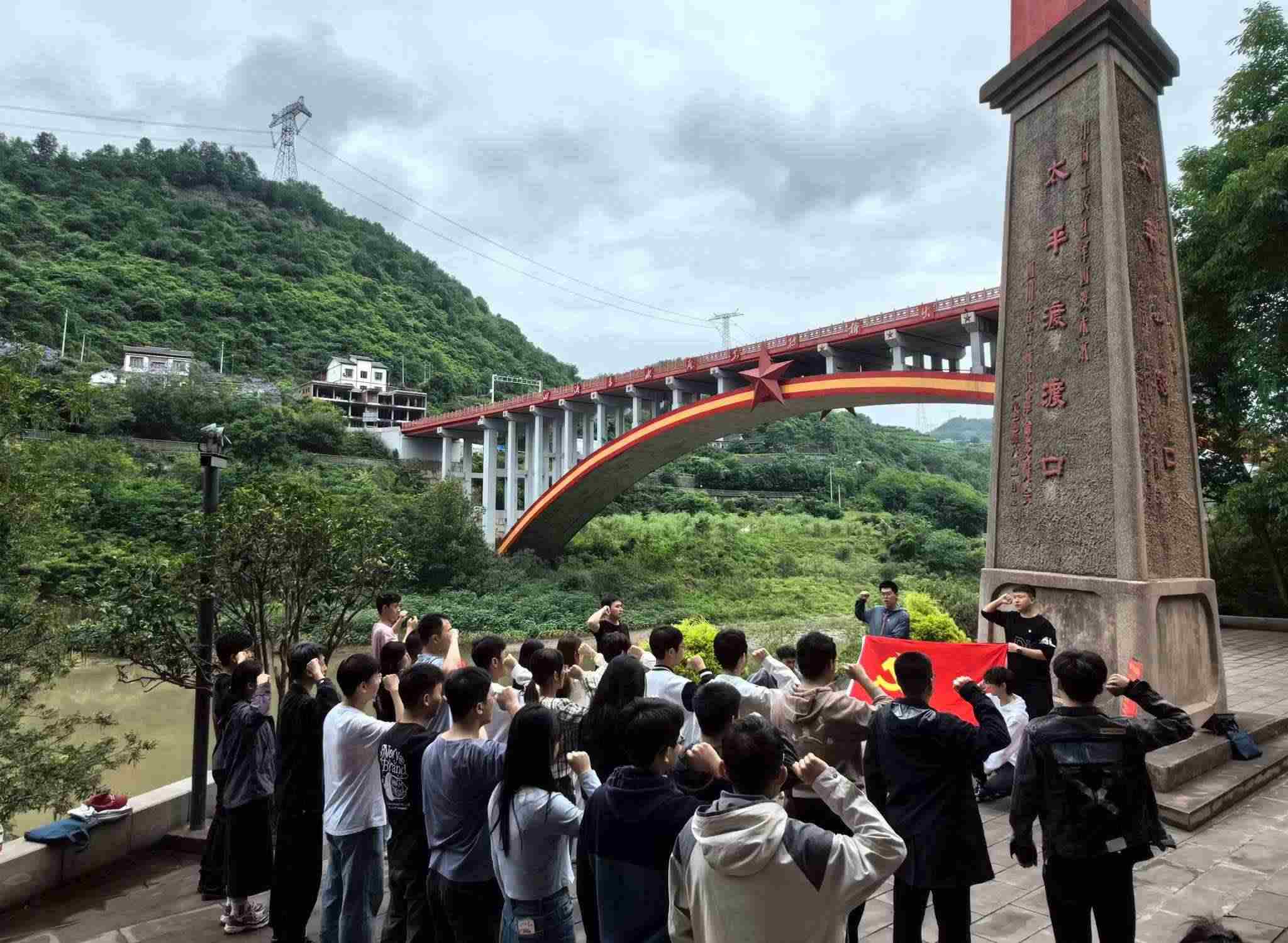 師生重溫入黨誓詞。校方供圖