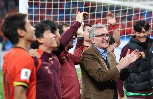 10月15日晚，國(guó)足主教練伊萬(wàn)科維奇（前右）賽后向觀眾致意。新華社記者 胡星宇攝