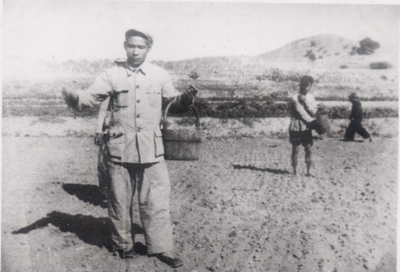 谷文昌（左）在田間與農(nóng)民一起勞動（資料照片）。