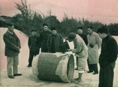 谷文昌（左一）與工程技術(shù)人員解決地下水供給（資料照片）。谷文昌帶領(lǐng)群眾修建了22座水庫和705處永久性水利工程，緩解了東山縣水資源極度缺乏的難題。