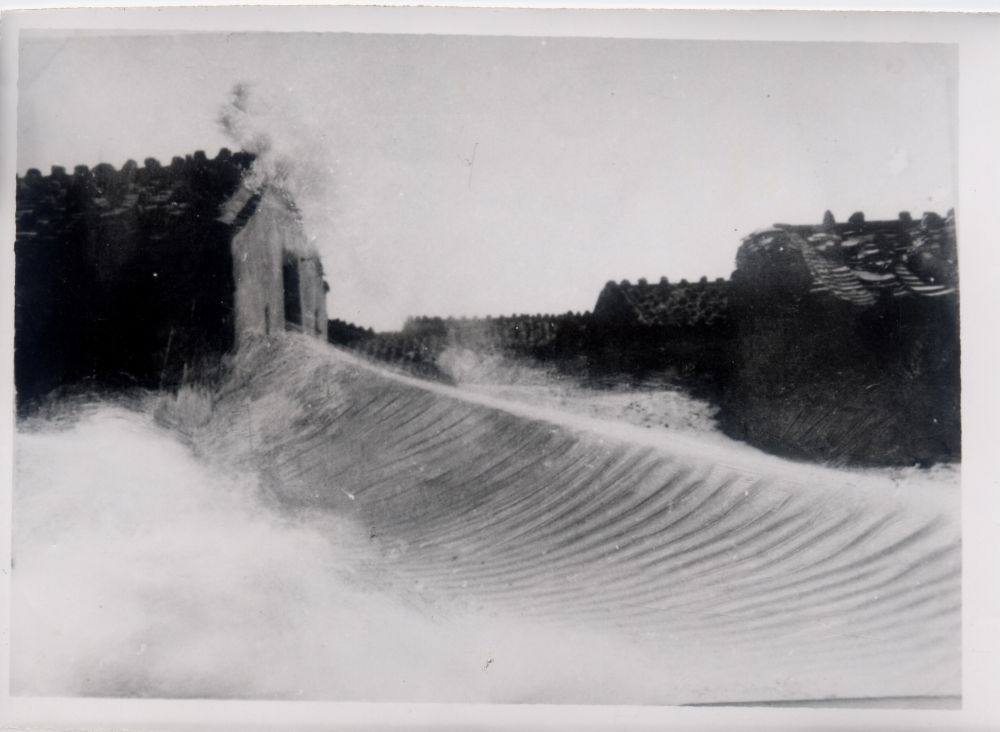 昔日的東山島風(fēng)沙掩埋部分村民村舍（資料照片）。