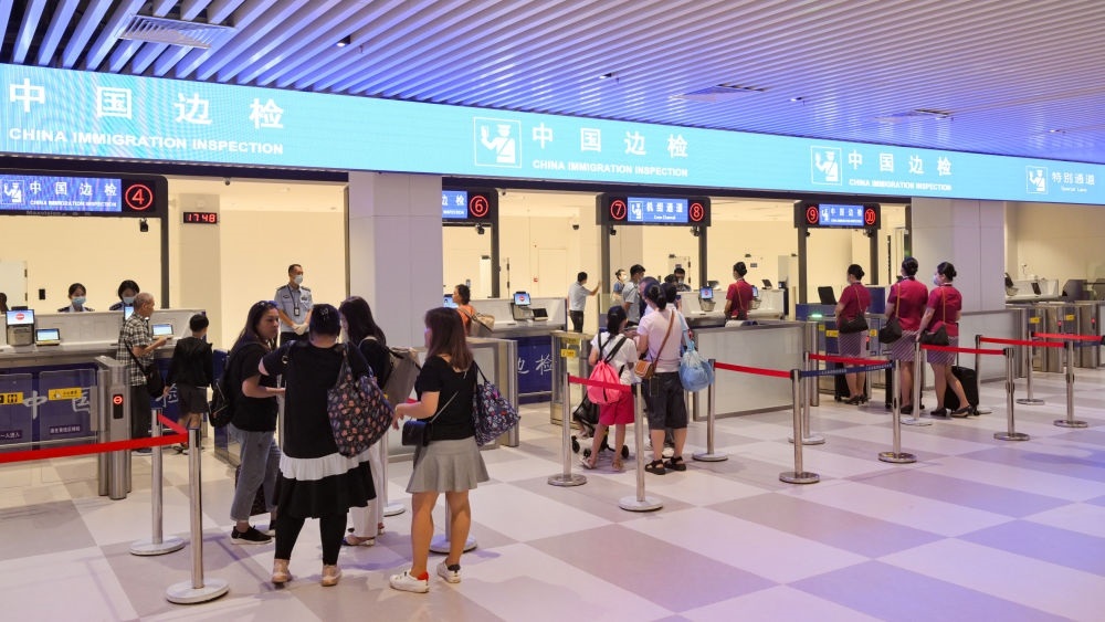 2023年7月26日，旅客在三亞鳳凰國際機場國際航站樓有序通關。三亞鳳凰國際機場國際航站樓改擴建項目主體工程已于2023年7月1日完工并投入使用，該項目是海南自貿港首個主體工程完工并投入使用的封關運作項目?！逗Ｄ献杂少Q易港建設總體方案》明確，海南將在2025年前適時啟動全島封關運作。