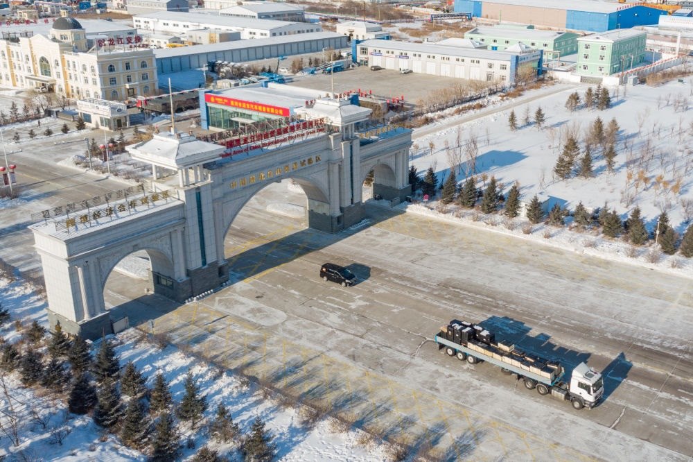 這是中國（黑龍江）自由貿易試驗區(qū)黑河片區(qū)（2024年1月31日攝，無人機照片）。2023年，該自貿片區(qū)外貿進出口總值達244.82億元，實現(xiàn)增幅56.9%，引進外資企業(yè)16家，直接利用外資127.3萬美元，同比增長27.3%。