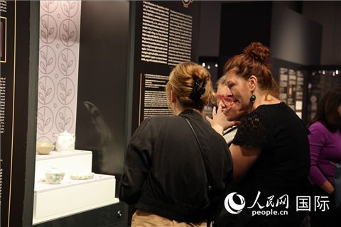 嘉賓參觀展覽。人民網(wǎng)記者 禹麗敏攝