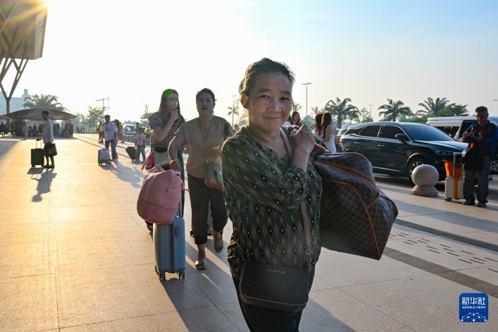 這是10月12日在老撾萬象中老鐵路萬象站拍攝的一名女子。新華社記者 程一恒 攝