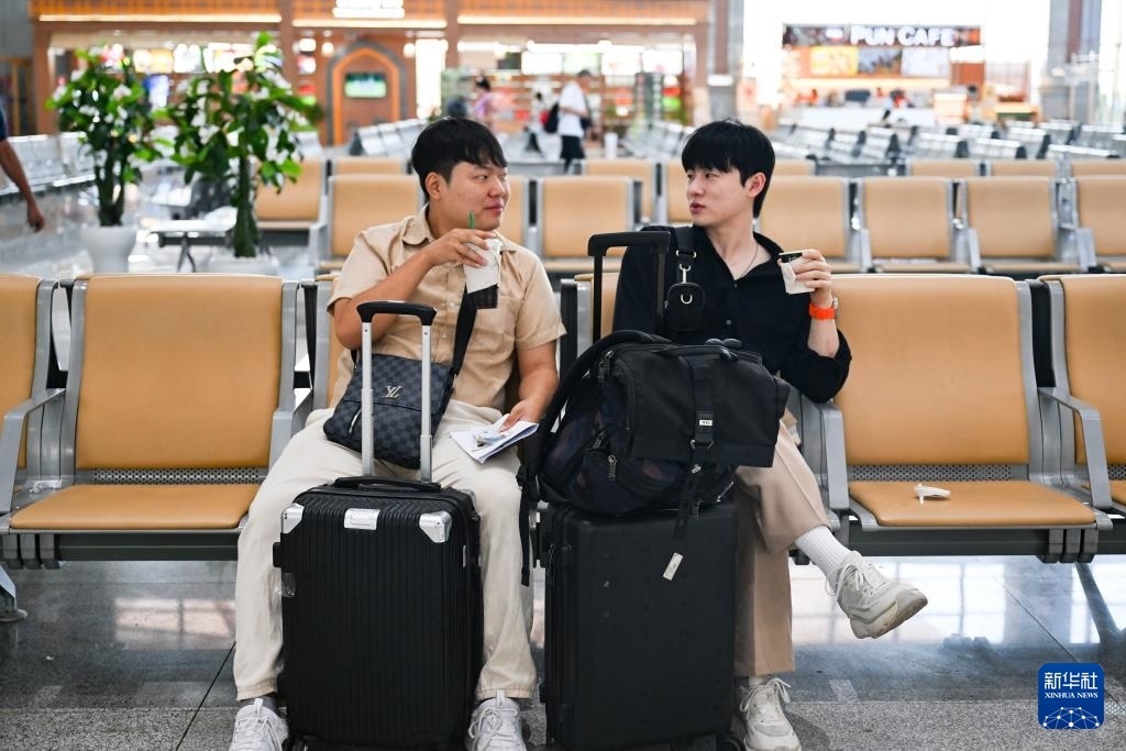 10月12日，在老撾萬象中老鐵路萬象站候車廳，兩名乘客在等候列車。新華社記者 程一恒 攝