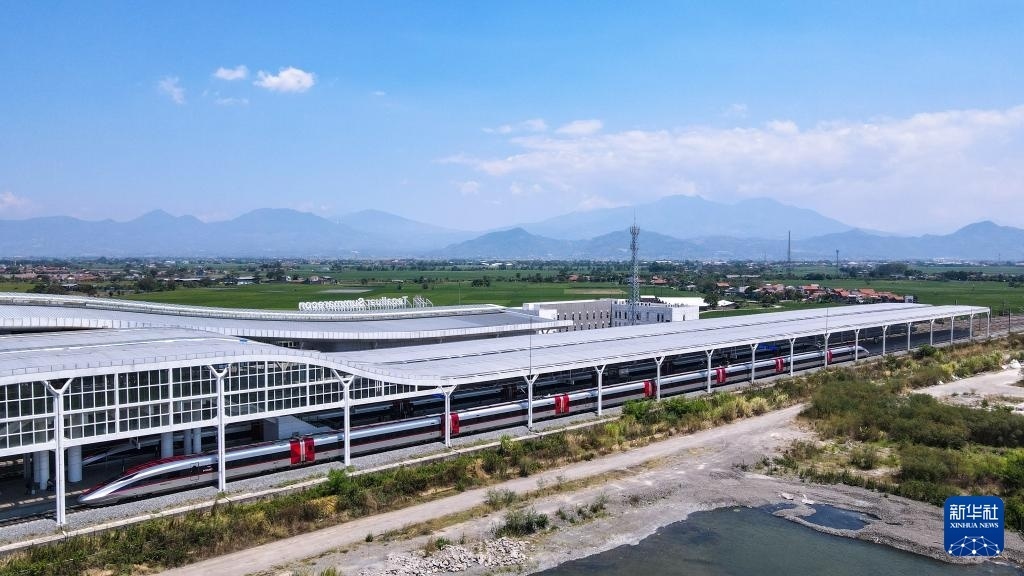 9月13日，在印度尼西亞萬隆德卡魯爾站，雅萬高鐵高速動車組列車?？吭谡九_上（無人機照片）。新華社記者 徐欽 攝