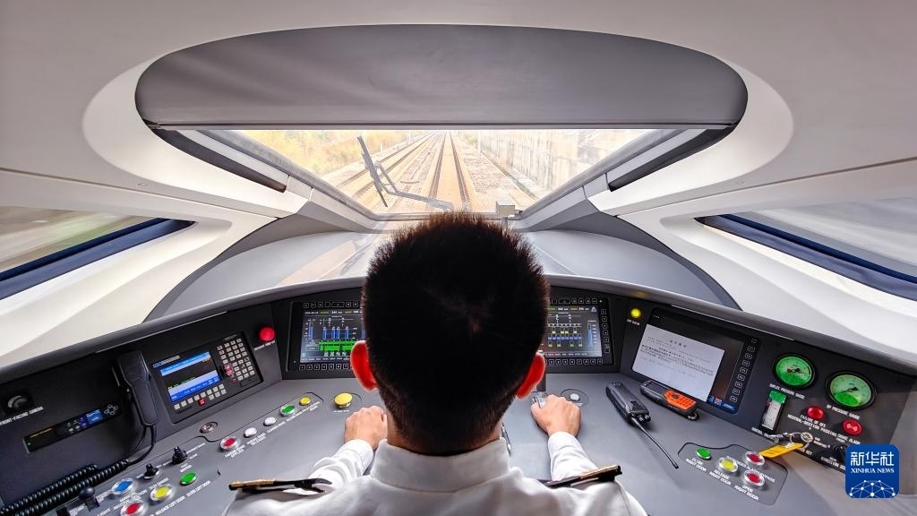 9月12日，司機駕駛高速動車組列車行駛在雅萬高鐵上（手機照片）。新華社記者 徐欽 攝