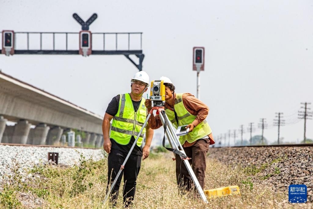 5月1日，在泰國大城府，中泰高鐵項目工作人員在施工現(xiàn)場勘查。新華社記者 王騰 攝