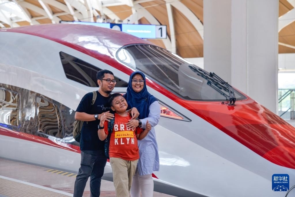 4月17日，在印度尼西亞雅加達哈利姆站站臺，乘客和雅萬高鐵高速動車組列車合影。新華社記者 徐欽 攝