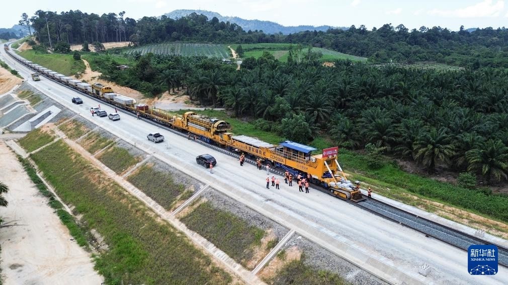 這是5月6日在馬來西亞彭亨州航拍的馬東鐵項目的鋪軌現(xiàn)場。新華社記者 程一恒 攝