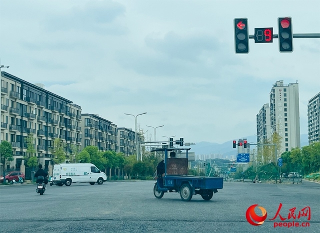 長富大道與文化中心東路三岔路口車輛混行（9月19日拍攝）。人民網(wǎng)記者 帥筠攝