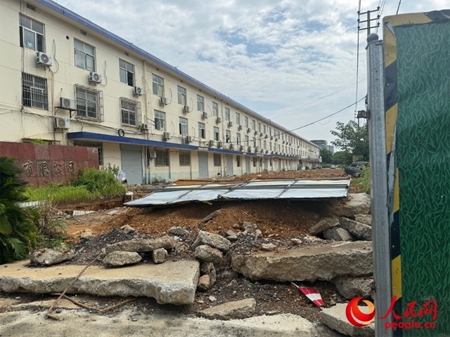 長富大道北側輔路在進行強電遷改項目。人民網(wǎng)記者 邱燁攝