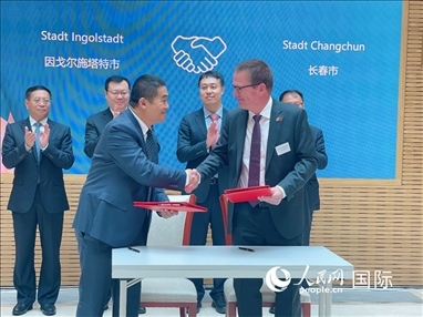 （10月16日，第十屆巴伐利亞中國日在慕尼黑舉行。圖為簽約儀式現(xiàn)場。人民網(wǎng)記者劉赫攝）