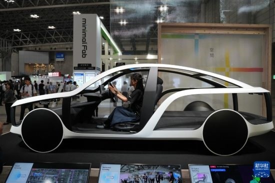 這是10月17日在日本千葉縣舉行的日本高新技術(shù)博覽會(huì)上拍攝的，索尼公司展示的概念車模型。新華社記者 錢錚 攝