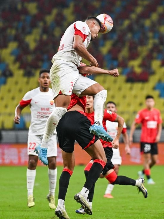 10月18日，上海海港隊球員蔣光太（上）在比賽中和成都蓉城隊球員費利佩（下）爭頂。新華社記者 王曦 攝