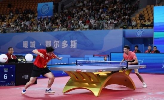 10月18日，上海隊(duì)選手樊振東（左）在單打比賽中發(fā)球。他3:2戰(zhàn)勝福建隊(duì)選手程靖淇。新華社記者 王楷焱 攝