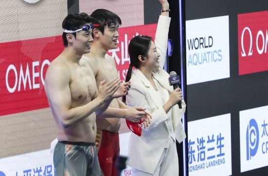  10月18日，汪順（左）和潘展樂在男子100米混合泳決賽后。新華社記者 方喆 攝