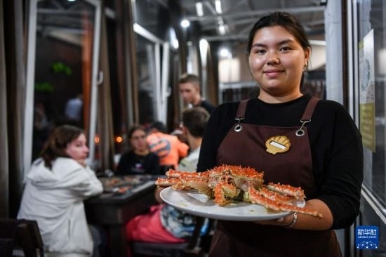 9月2日，俄羅斯符拉迪沃斯托克一家餐館的服務(wù)員在展示帝王蟹。新華社記者 曹陽(yáng) 攝