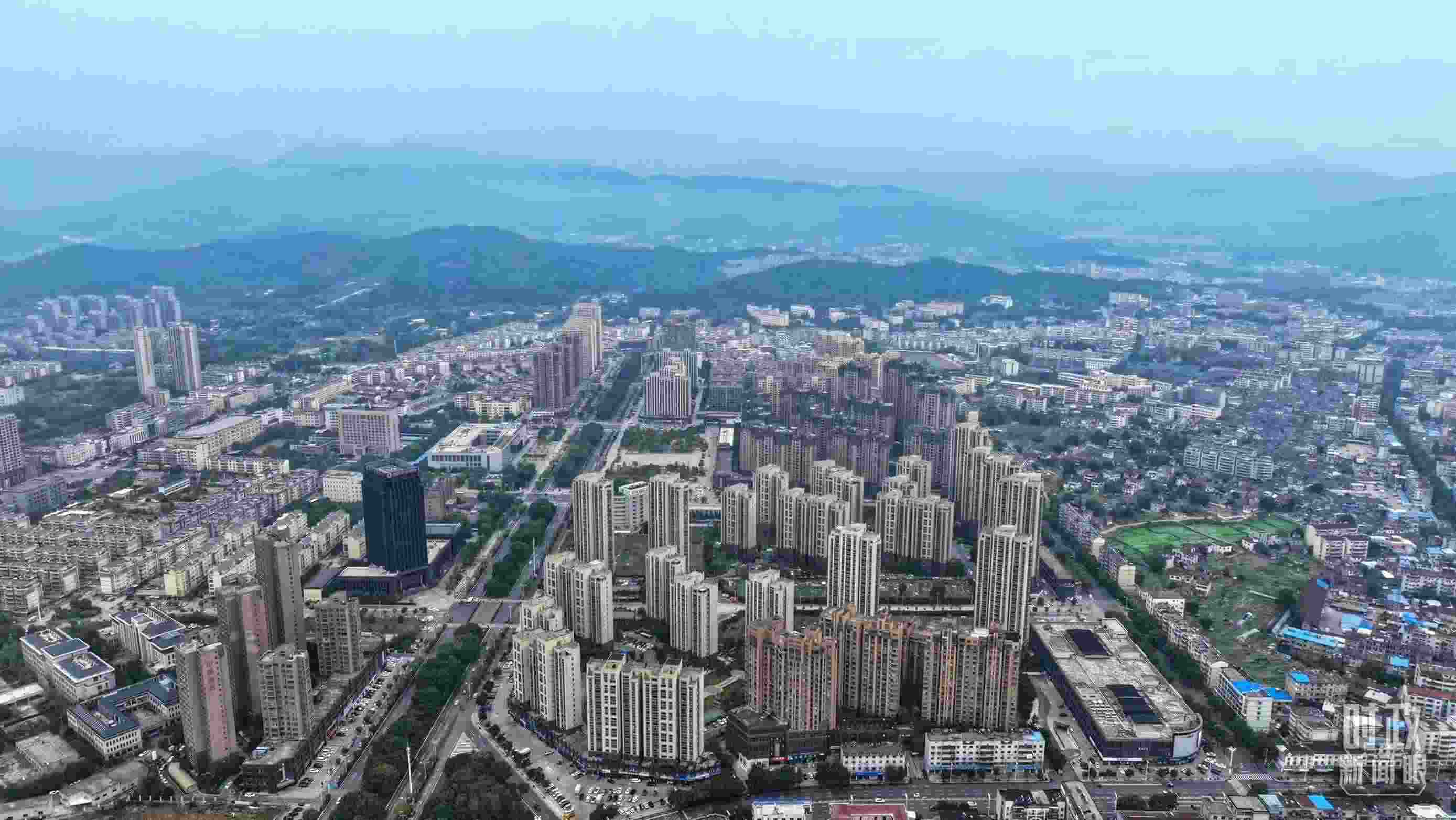 △俯瞰桐城市。（總臺(tái)記者葛啟文拍攝）