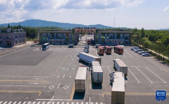 2019年6月22日，往返于中國(guó)和俄羅斯的貨車(chē)在中俄琿春口岸前排隊(duì)等待通關(guān)（無(wú)人機(jī)照片）。