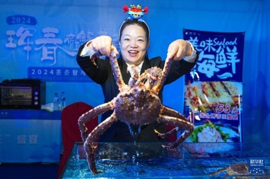 9月19日，在吉林省琿春市，商家在展示售賣(mài)的帝王蟹。新華社記者 許暢 攝