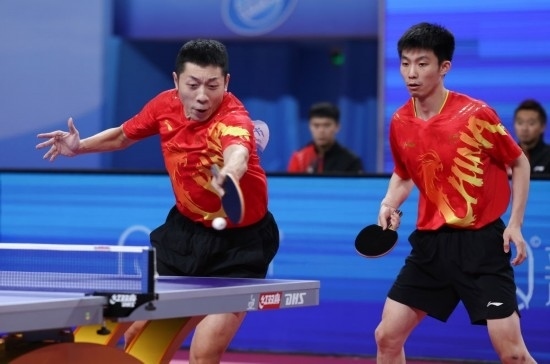 10月18日，上海隊(duì)組合許昕（左）/周愷在雙打比賽中。他們3:0戰(zhàn)勝福建隊(duì)組合曾蓓勛/陳俊菘。新華社記者 王楷焱 攝