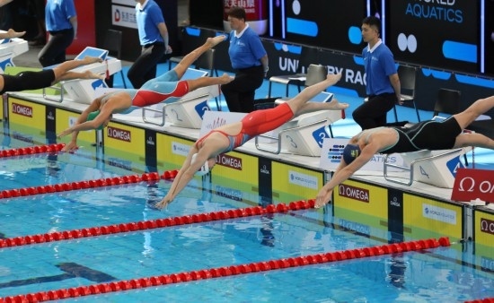 10月18日，中國選手張雨霏（右二）在女子50米自由泳預(yù)賽中出發(fā)。新華社記者 方喆 攝