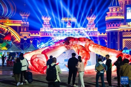 9月19日，游客在吉林省琿春市的2024琿春帝王蟹美食嘉年華現(xiàn)場(chǎng)游玩。新華社記者 許暢 攝