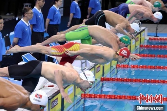 10月19日晚，2024年世界泳聯(lián)游泳世界杯上海站結(jié)束第二個(gè)比賽日的爭奪。圖為中國選手潘展樂(左三)在男子100米自由泳決賽中。 中新社記者 湯彥俊 攝