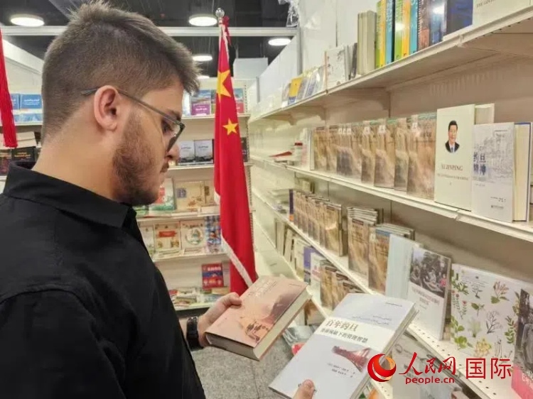 第二十三屆約旦安曼國際書展于10月10日至19日在約旦展覽中心舉行，約旦政府和民間各界人士在中國展臺翻閱圖書，熱烈交流互動，感受中華文化之美。人民網(wǎng)記者 李瀟攝