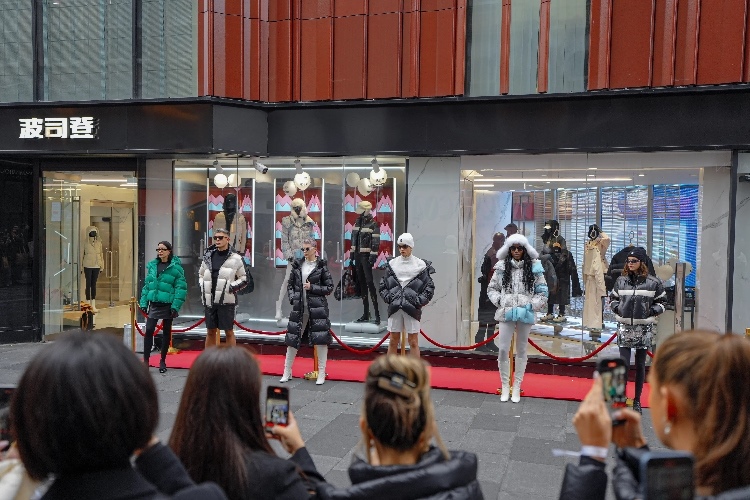 模特在波司登倫敦旗艦店門前展示新款羽絨服。主辦方供圖