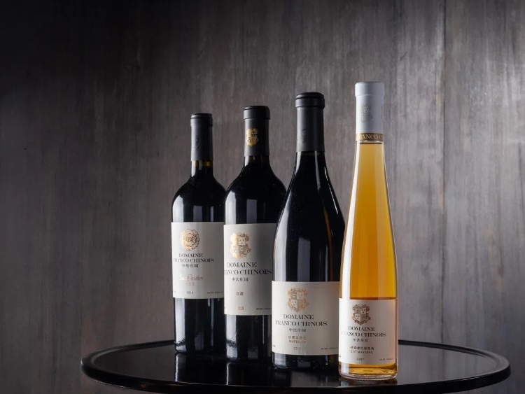 活動現(xiàn)場推介了懷來中法莊園珍藏馬瑟蘭干紅、小芒森甜白等優(yōu)質(zhì)葡萄酒。主辦方供圖