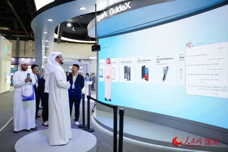 觀眾在科大訊飛展臺(tái)與虛擬人對(duì)話(huà)。人民網(wǎng) 塔里克·易卜拉欣攝