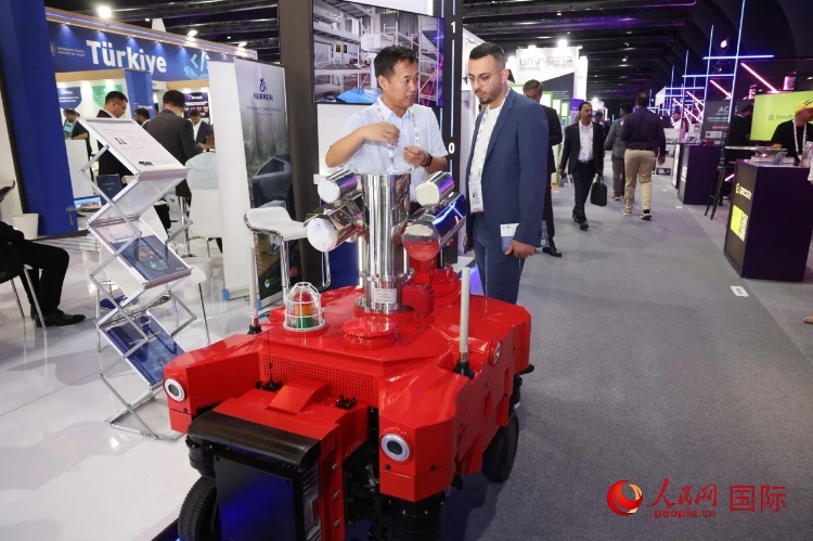 觀眾了解北京眸視科技有限公司研發(fā)的巡檢機(jī)器人。人民網(wǎng)記者 任皓宇攝