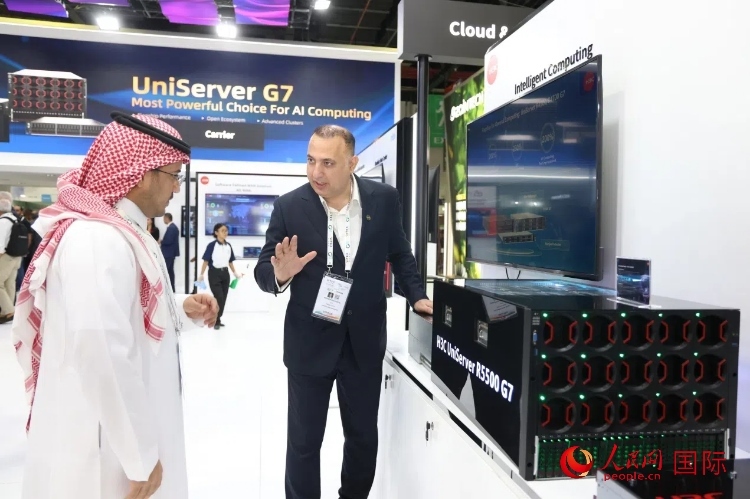 觀眾了解新華三集團(tuán)展示的最新服務(wù)器產(chǎn)品。人民網(wǎng)記者 任皓宇攝