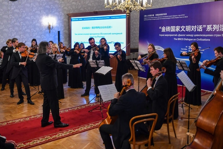 2024年9月24日，在俄羅斯喀山，俄羅斯喀山室內(nèi)樂團演奏傳統(tǒng)曲目。“金磚國家文明對話”系列活動24日在俄羅斯喀山舉行，來自中國、俄羅斯、巴西、印度、南非、伊朗等金磚國家的相關(guān)機構(gòu)、各領(lǐng)域?qū)＜覍W(xué)者及青年代表等300多人參加。新華社記者 曹陽 攝
