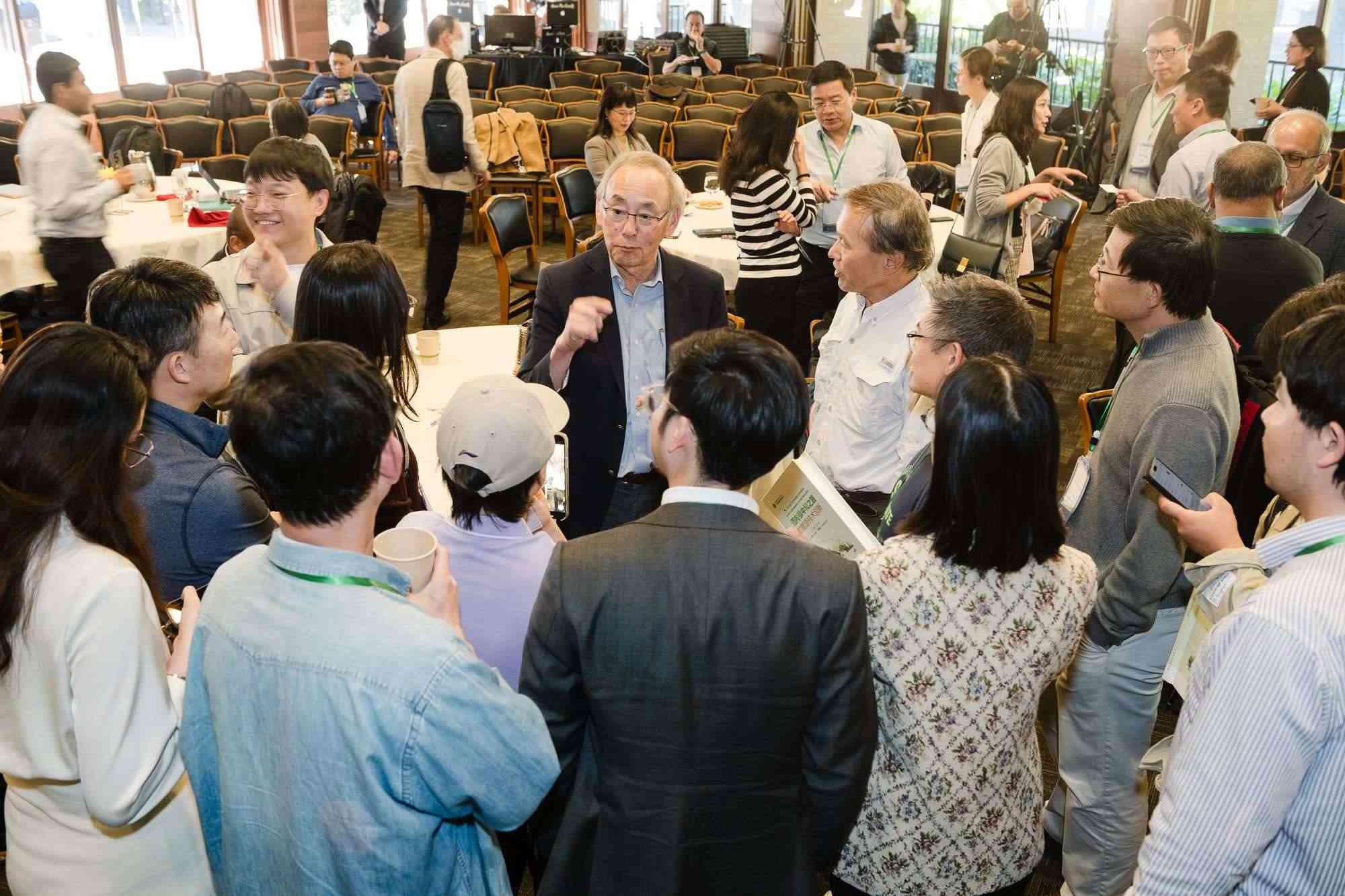 美國(guó)前能源部長(zhǎng)、諾獎(jiǎng)得主朱棣文教授在會(huì)場(chǎng)與參會(huì)者交流。馮超攝