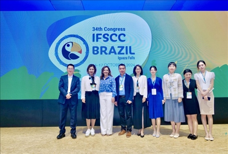 百雀羚集團高層與研發(fā)團隊。受訪方供圖