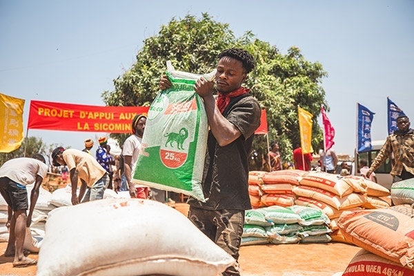 村民們興高采烈地把種子和化肥搬回家。中鐵資源供圖