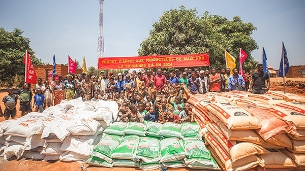 華剛礦業(yè)向當地捐贈種子化肥儀式現場。中鐵資源供圖