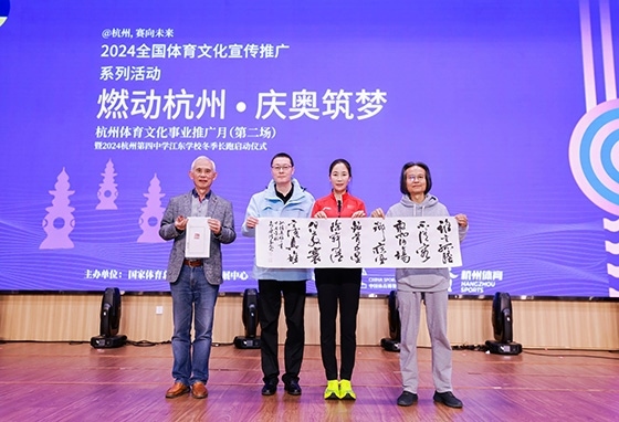 王麗萍與藝術(shù)家們共同創(chuàng)作主題作品。主辦方供圖