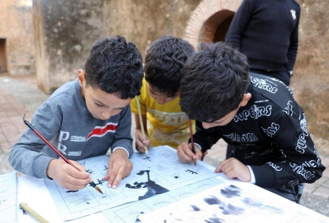 一起學書法。拉巴特中國文化中心供圖