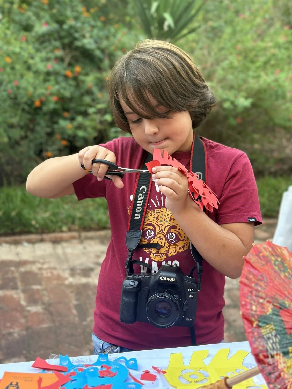 專心致志學剪紙。拉巴特中國文化中心供圖