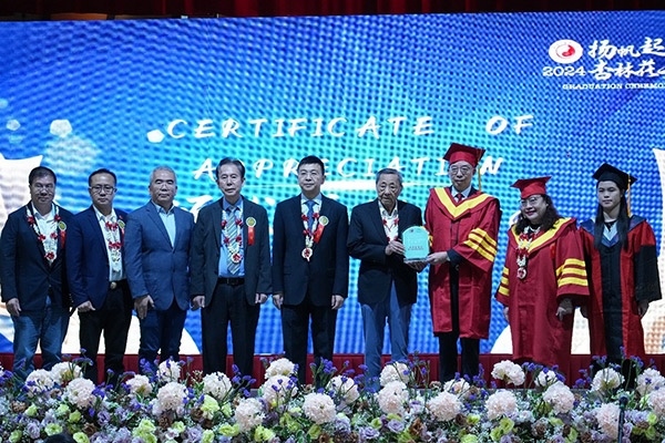 菲律賓首家中醫(yī)學院——岐黃中醫(yī)學院在馬尼拉舉行首屆畢業(yè)典禮。人民網(wǎng)記者 樊帆攝