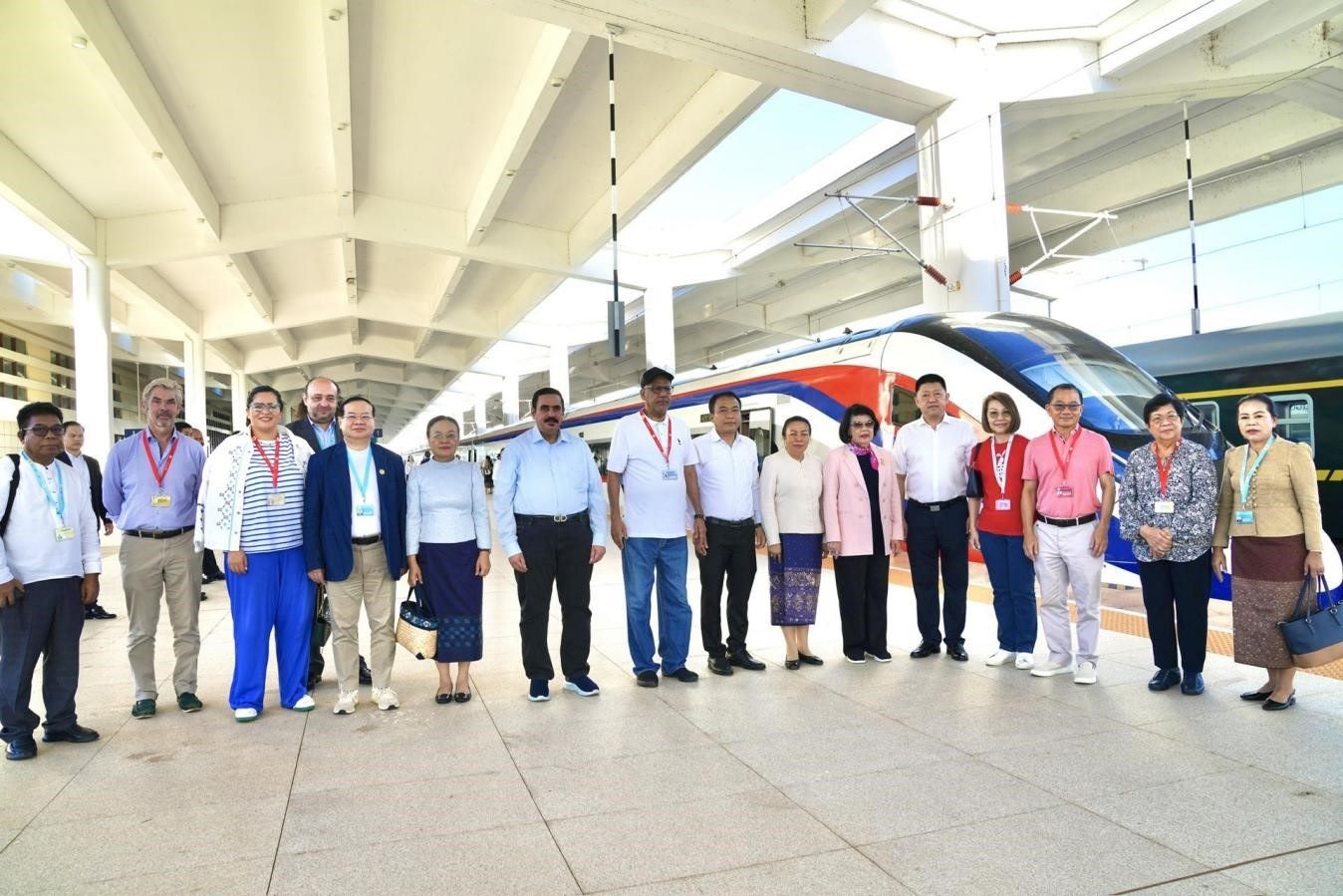 東盟議會(huì)聯(lián)盟大會(huì)代表團(tuán)與中老鐵路“瀾滄號(hào)”動(dòng)車合影留念。老中鐵路有限公司供圖
