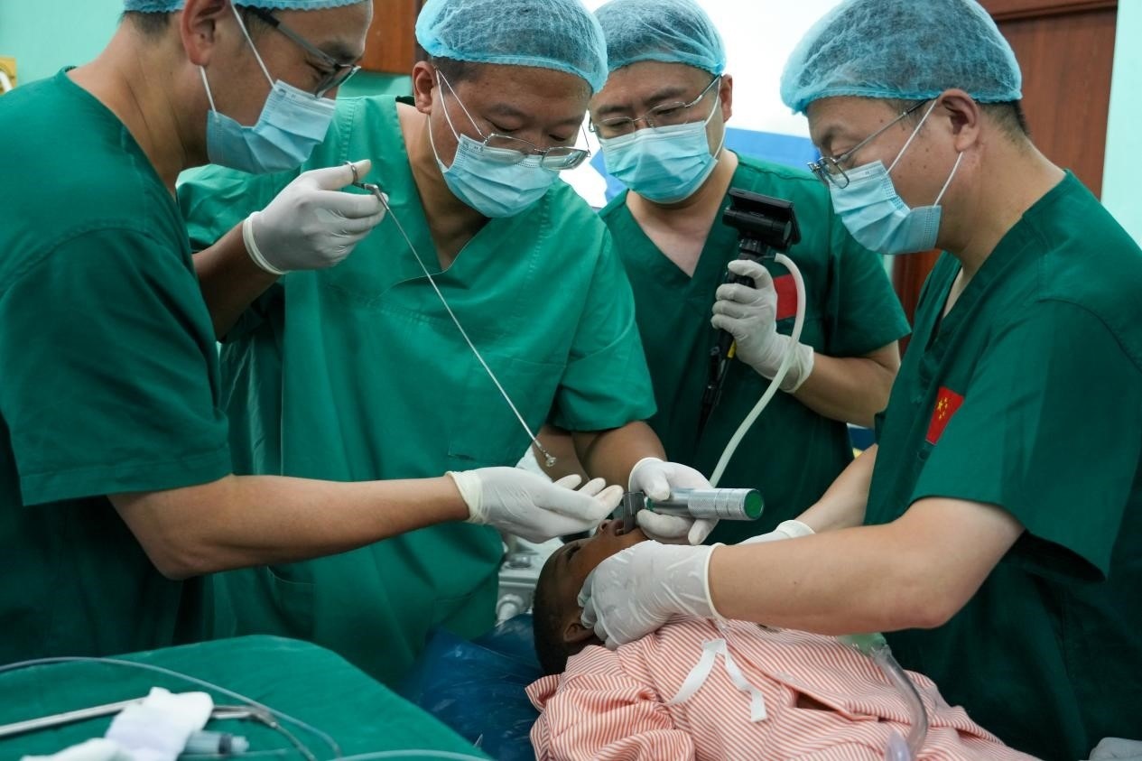 引起患兒窒息的異物被成功取出。中國援桑醫(yī)療隊供圖