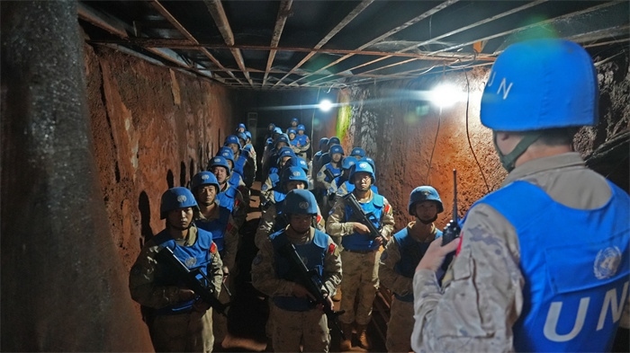 進(jìn)入地下掩體隱蔽。王軍杰攝