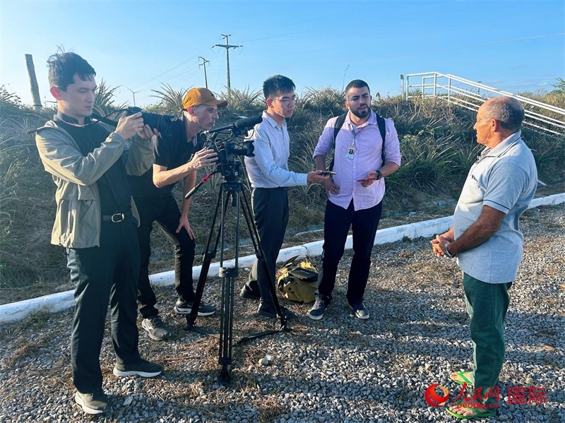 聯(lián)合采訪團正在采訪因苦咸水淡化項目受益的當?shù)孛癖?。人民網(wǎng)記者 陳一鳴攝